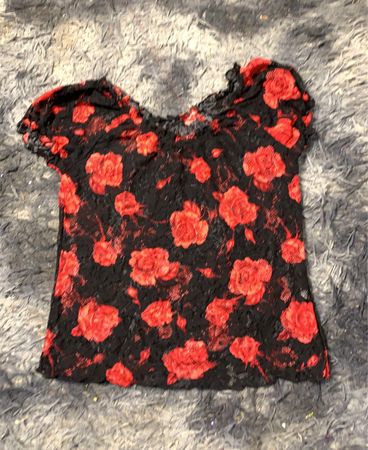 Schwarzes und rotes Rosen-Spitzen-Top