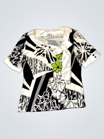 Schwarz-weiß bedrucktes Oberteil mit grünen Blumen