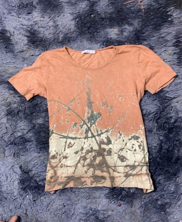 Oranges T-Shirt mit abstraktem Druck