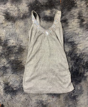 Graues Tanktop mit verziertem Ausschnitt