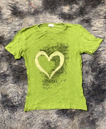 Grünes T-Shirt mit Herzgrafik