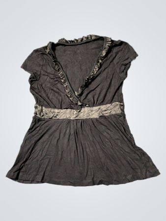 Schwarzes Rüschenshirt mit V-Ausschnitt