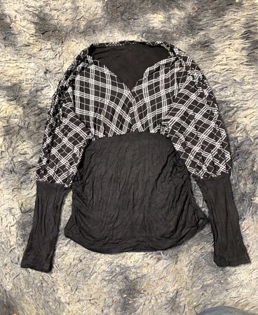 Schwarz-weißer karierten Langarmshirt mit gerafftem Saum