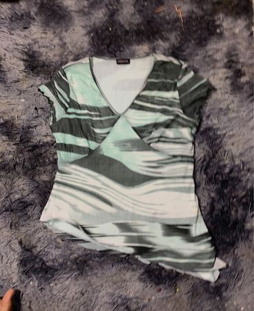 SUNDARA Women's Abstract Print V-Neck Top