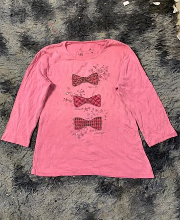 Rosa langärmliges Shirt mit Schleifen-Grafik