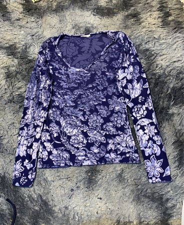 Blaues florales Langarmhemd