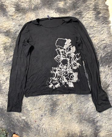Schwarzes Langarm-T-Shirt mit floralem Grafikdesign