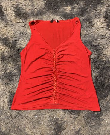 Rotes Rüschentop mit V-Ausschnitt