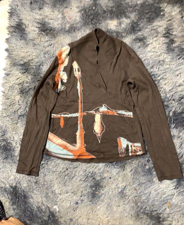 Braunes Langarmshirt mit Grafikdruck