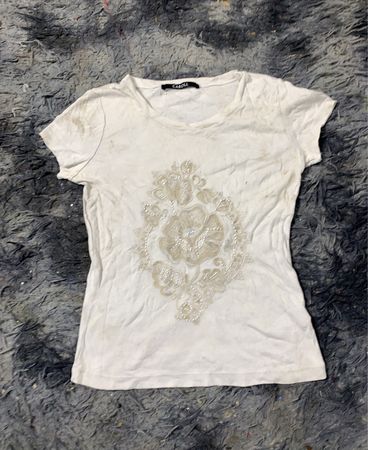 CAROL Weißes T-Shirt mit Verzierungen