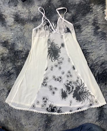 Weiße Babydoll-Lingerie mit floralem Druck