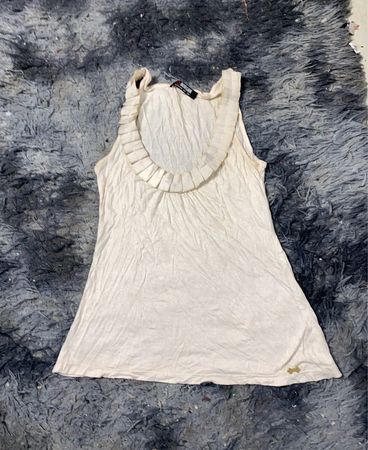 Cremefarbenes Tanktop mit Rüschenausschnitt