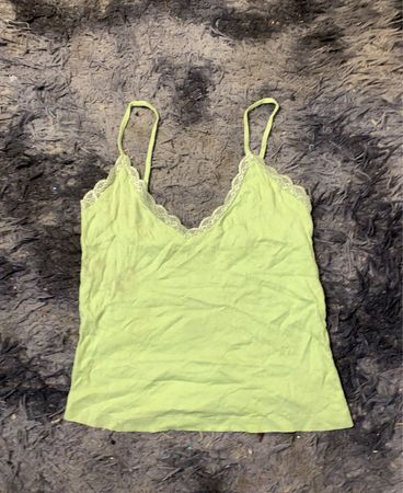 Grünes Camisole mit Spitzenbesatz