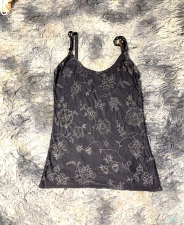 Schwarzes floral bedrucktes Hemdchen