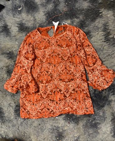 Oranges Spitzenkleid mit Glockenärmeln