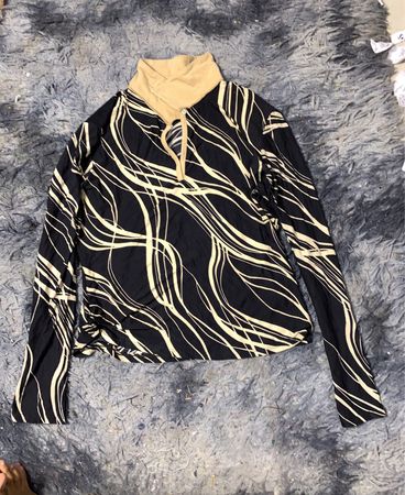 Langärmliger Rollkragenpullover mit abstraktem Druck