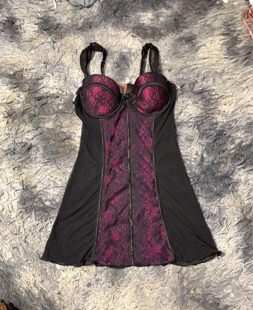 Schwarzes und lila Spitzen-Babydoll