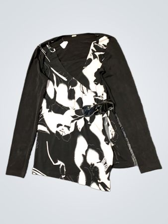Schwarzes und weißes Langarmshirt mit Blumenmuster