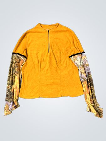 Gelbes Langarmshirt mit bedruckten Ärmeln