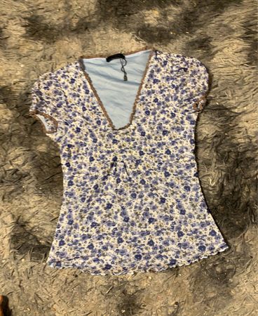 Blaues Kleid mit floralem Druck und Kurzarm