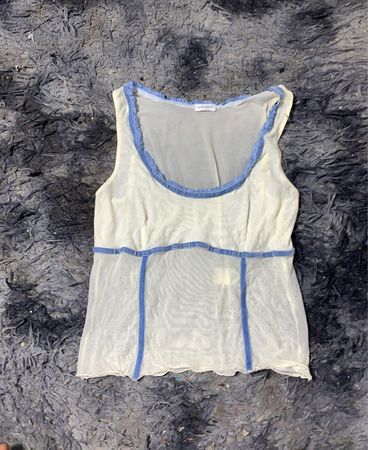 Durchsichtiges weißes Tanktop mit blauen Akzenten