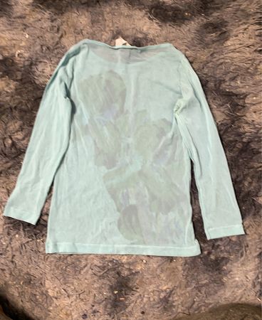  hellblaues Langarmshirt mit Blumenmuster