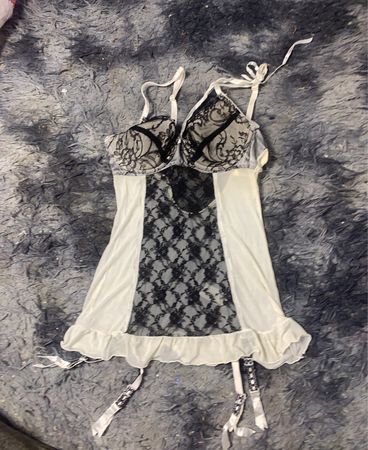 Babydoll mit Spitzenbesatz und Strapsen