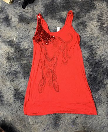 Rotes Tanktop mit Pailletten-Detail und Paisleymuster