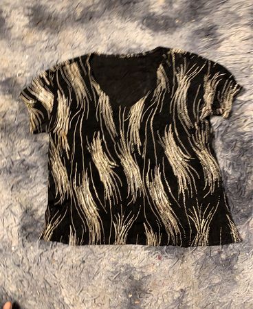 Schwarz-weiß gemustertes T-Shirt