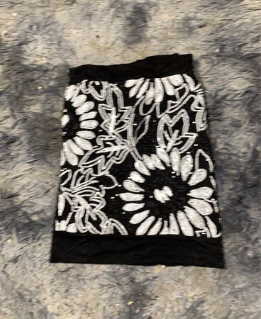 Schwarze Rock mit weißem Blumenmuster