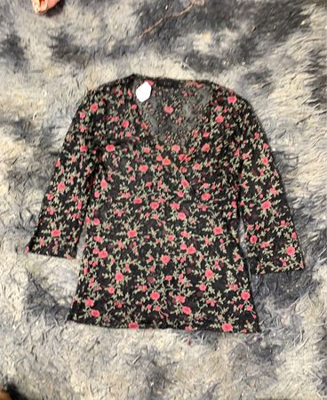 Schwarzes Blütenmuster Langarmshirt