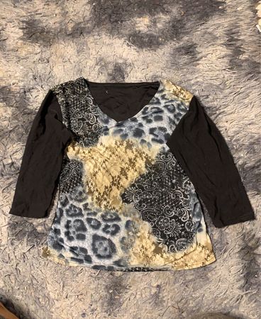 Damen Langarmshirt mit Tierdruck und Spitzendetails