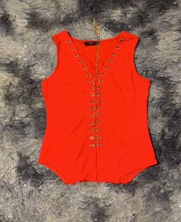Roter Schnür-Bodysuit