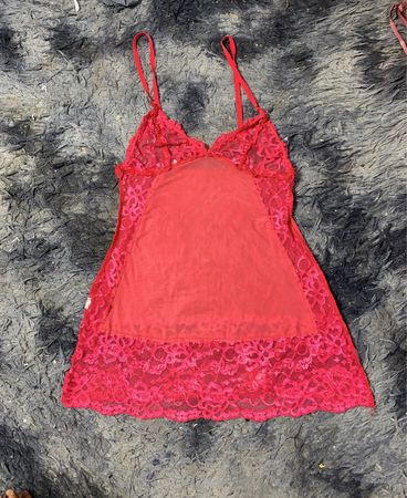 Chemise mit rotem Spitzenbesatz