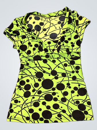 Grünes und schwarzes Polka-Dot-T-Shirt
