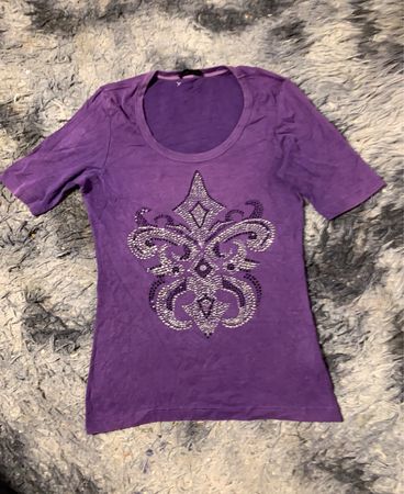 Violettes T-Shirt mit verziertem Design