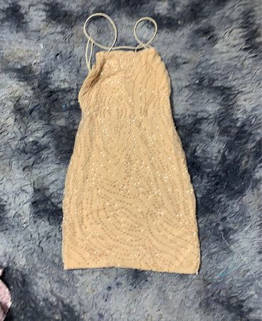 Perlenbesetztes Nachtkleid