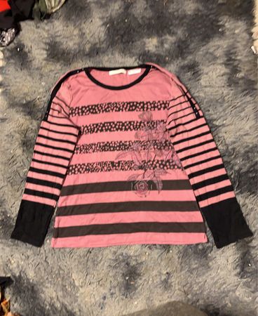 Langarmhemd mit pinken und schwarzen Streifen und floralem Druck