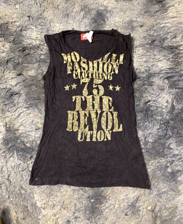 Schwarzes ärmelloses Tanktop mit "Fashion Clothing 75 The Revolution" Grafik