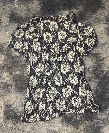 Schwarz-weiße florale Spitzenbluse