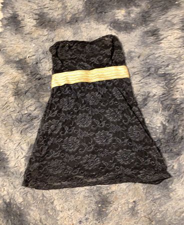 Schwarzes Schulterfreies Spitzenkleid mit goldener Borte