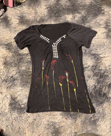 Schwarzes T-Shirt mit Blumendesign