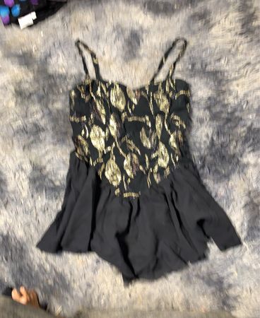 Schwarzes Kleid mit goldenen Blattmuster