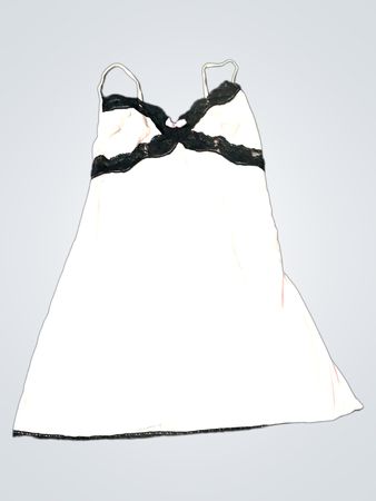 Rosa Kleid mit schwarzer Spitze