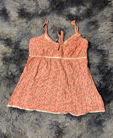 Pink-blumiges Oberteil mit weißen Besätzen