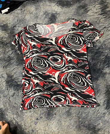 Damen T-Shirt mit kurzer Ärmeln, V-Ausschnitt und schwarz, rot, weißem Wirbelmuster