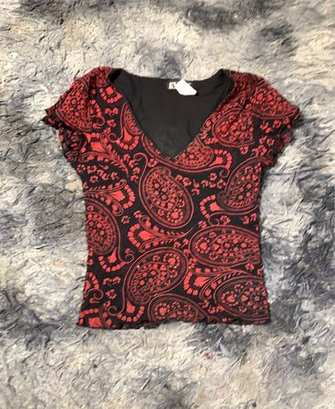 Rotes und schwarzes Paisley-Print V-Ausschnitt-Top