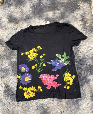 Schwarzes T-Shirt mit Blumenmuster