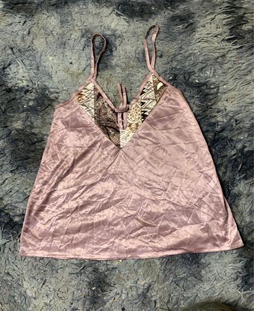 Lila Satin-Camisole mit gemustertem Ausschnitt