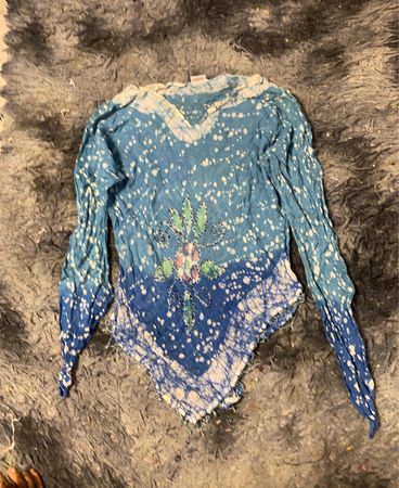 Blaues Batik-langärmliges Oberteil mit floralen Design